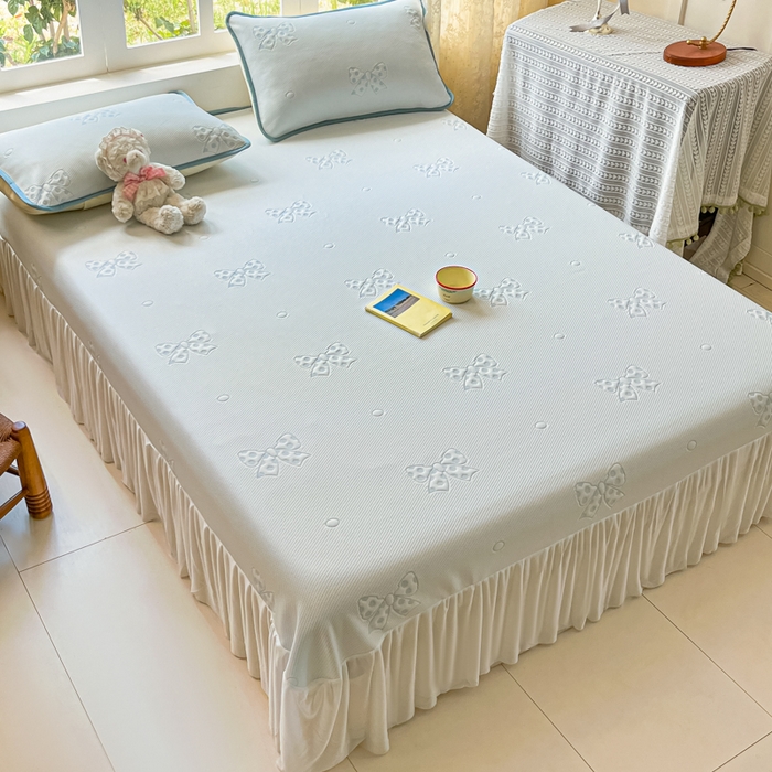 91家纺网 家纺一手货源 找家纺 悦织湾家纺 2026新款提花凉豆豆凉席三件套夏季3D豆豆席冰爽席子床裙款蝴蝶结小熊系列 床裙款-蝴蝶结蓝