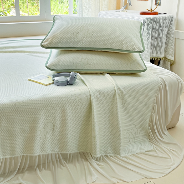 91家纺网 家纺一手货源 找家纺 悦织湾家纺 2026新款提花凉豆豆凉席三件套夏季3D豆豆席冰爽席子床裙款蝴蝶结小熊系列 床裙款-暴力熊绿