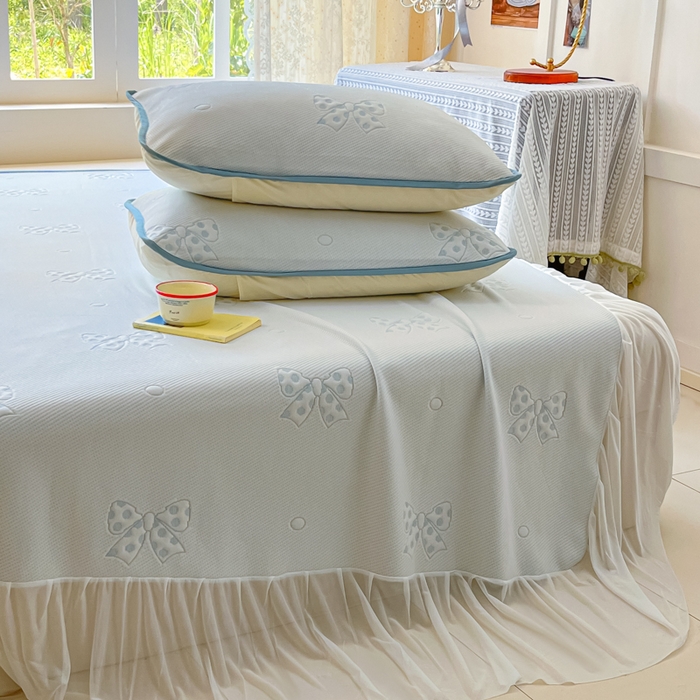 91家纺网 家纺一手货源 找家纺 悦织湾家纺 2026新款提花凉豆豆凉席三件套夏季3D豆豆席冰爽席子床裙款蝴蝶结小熊系列 床裙款-蝴蝶结蓝