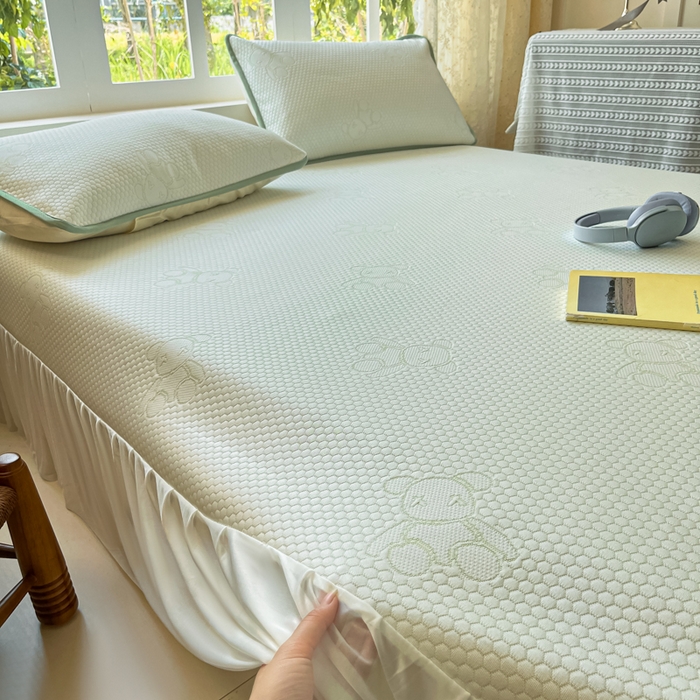 91家纺网 家纺一手货源 找家纺 悦织湾家纺 2026新款提花凉豆豆凉席三件套夏季3D豆豆席冰爽席子床裙款蝴蝶结小熊系列 床裙款-暴力熊绿