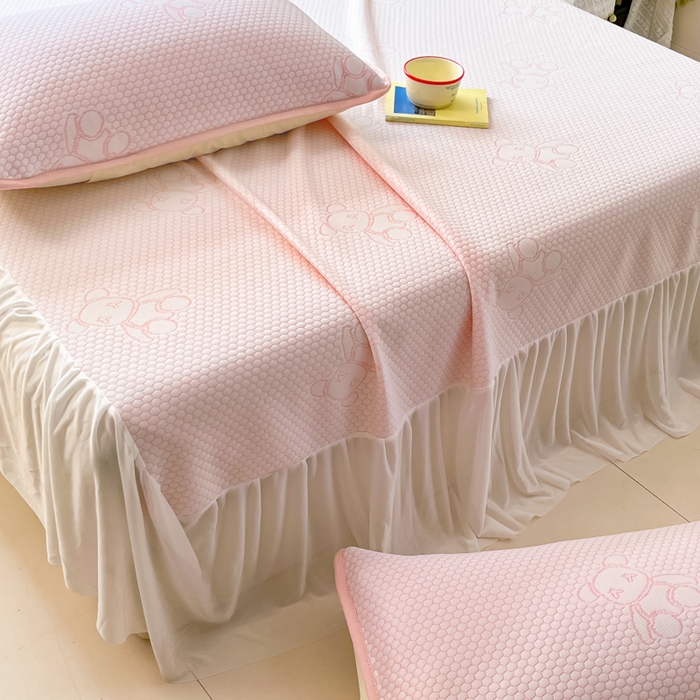 91家纺网 家纺一手货源 找家纺 悦织湾家纺 2026新款提花凉豆豆凉席三件套夏季3D豆豆席冰爽席子床裙款蝴蝶结小熊系列 床裙款-暴力熊粉