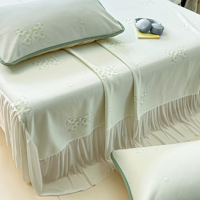 91家纺网 家纺一手货源 找家纺 悦织湾家纺 2026新款提花凉豆豆凉席三件套夏季3D豆豆席冰爽席子床裙款蝴蝶结小熊系列 床裙款-蝴蝶结绿