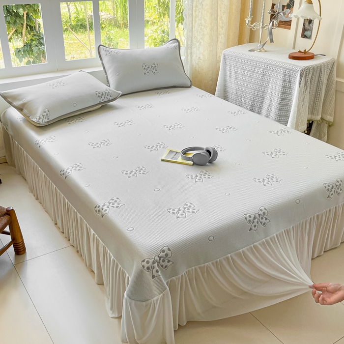 91家纺网 家纺一手货源 找家纺 悦织湾家纺 2026新款提花凉豆豆凉席三件套夏季3D豆豆席冰爽席子床裙款蝴蝶结小熊系列 床裙款-蝴蝶结灰