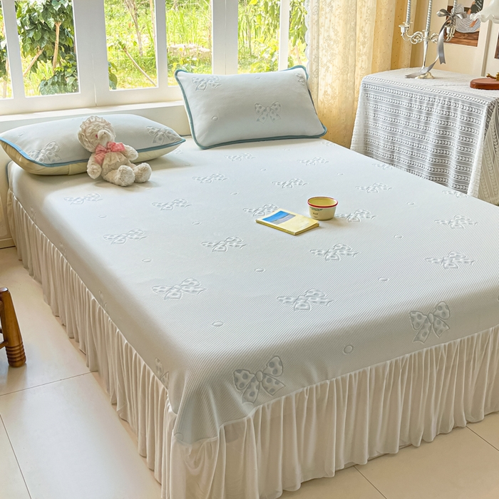 91家纺网 家纺一手货源 找家纺 悦织湾家纺 2026新款提花凉豆豆凉席三件套夏季3D豆豆席冰爽席子床裙款蝴蝶结小熊系列 床裙款-蝴蝶结蓝