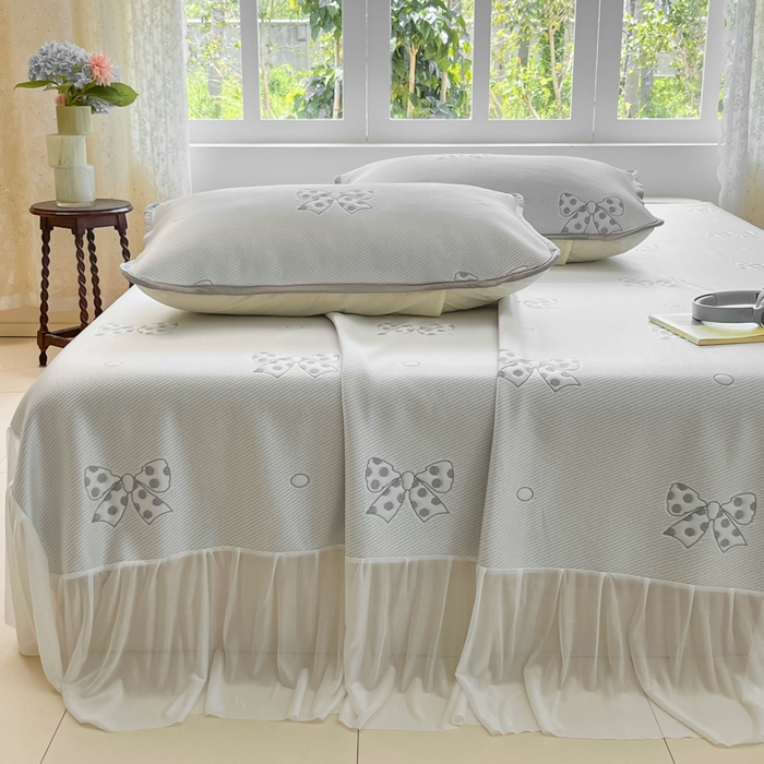 91家纺网 家纺一手货源 找家纺 悦织湾家纺 2026新款提花凉豆豆凉席三件套夏季3D豆豆席冰爽席子床裙款蝴蝶结小熊系列 床裙款-蝴蝶结灰