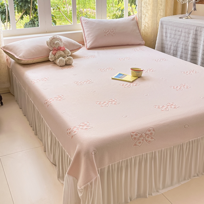 91家纺网 家纺一手货源 找家纺 悦织湾家纺 2026新款提花凉豆豆凉席三件套夏季3D豆豆席冰爽席子床裙款蝴蝶结小熊系列 床裙款-蝴蝶结粉