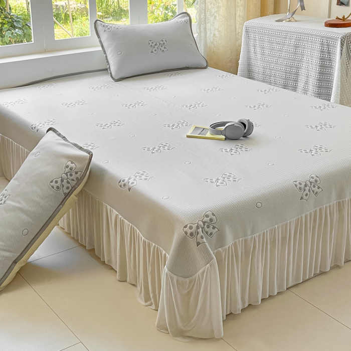 91家纺网 家纺一手货源 找家纺 悦织湾家纺 2026新款提花凉豆豆凉席三件套夏季3D豆豆席冰爽席子床裙款蝴蝶结小熊系列 床裙款-蝴蝶结灰