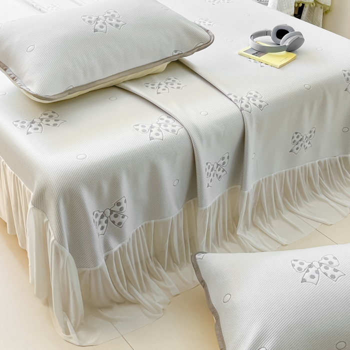 91家纺网 家纺一手货源 找家纺 悦织湾家纺 2026新款提花凉豆豆凉席三件套夏季3D豆豆席冰爽席子床裙款蝴蝶结小熊系列 床裙款-蝴蝶结灰