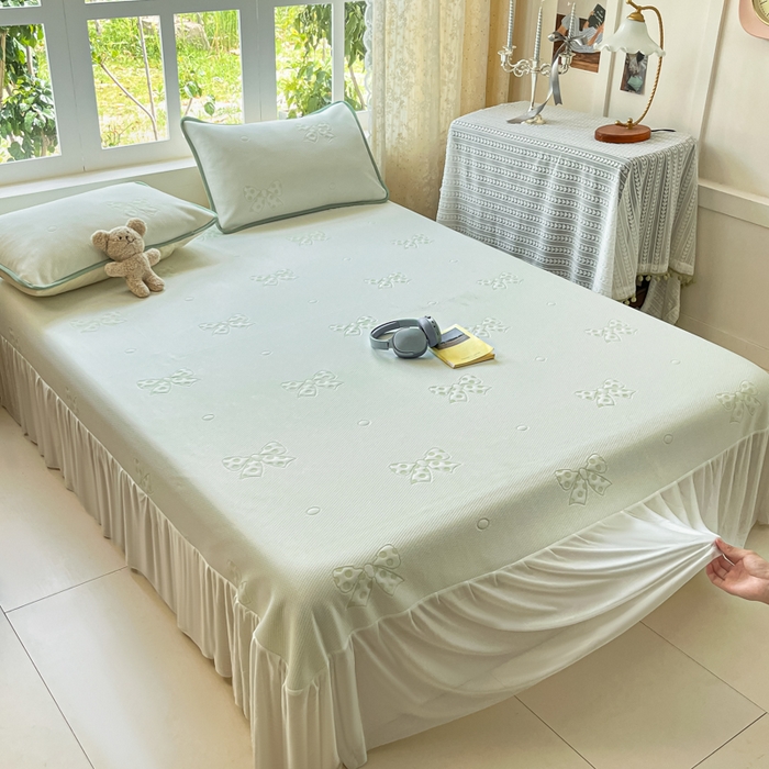 91家纺网 家纺一手货源 找家纺 悦织湾家纺 2026新款提花凉豆豆凉席三件套夏季3D豆豆席冰爽席子床裙款蝴蝶结小熊系列 床裙款-蝴蝶结绿