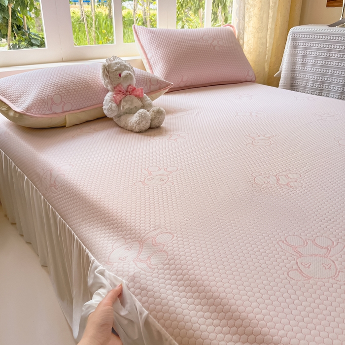 91家纺网 家纺一手货源 找家纺 悦织湾家纺 2026新款提花凉豆豆凉席三件套夏季3D豆豆席冰爽席子床裙款蝴蝶结小熊系列 床裙款-暴力熊粉