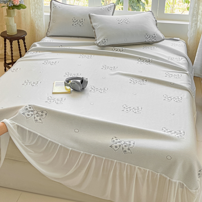 91家纺网 家纺一手货源 找家纺 悦织湾家纺 2026新款提花凉豆豆凉席三件套夏季3D豆豆席冰爽席子床裙款蝴蝶结小熊系列 床裙款-蝴蝶结灰