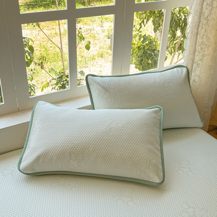 91家纺网 家纺一手货源 找家纺 悦织湾家纺 2026新款提花凉豆豆凉席三件套夏季3D豆豆席冰爽席子床裙款蝴蝶结小熊系列 床裙款-暴力熊绿