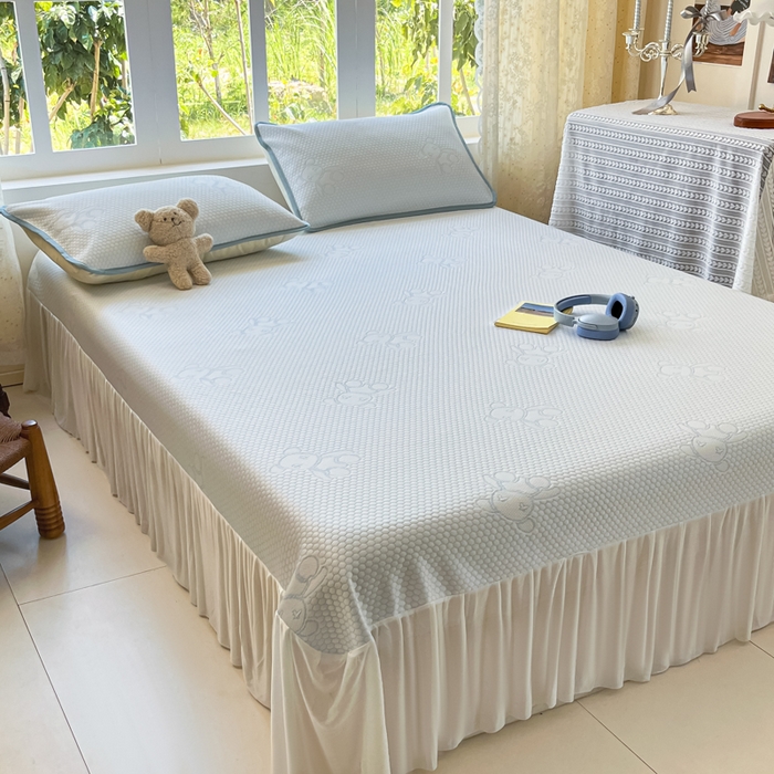 91家纺网 家纺一手货源 找家纺 悦织湾家纺 2026新款提花凉豆豆凉席三件套夏季3D豆豆席冰爽席子床裙款蝴蝶结小熊系列 床裙款-暴力熊蓝