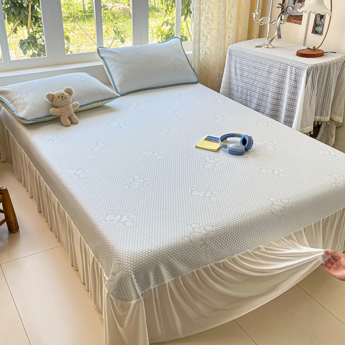 91家纺网 家纺一手货源 找家纺 悦织湾家纺 2026新款提花凉豆豆凉席三件套夏季3D豆豆席冰爽席子床裙款蝴蝶结小熊系列 床裙款-暴力熊蓝