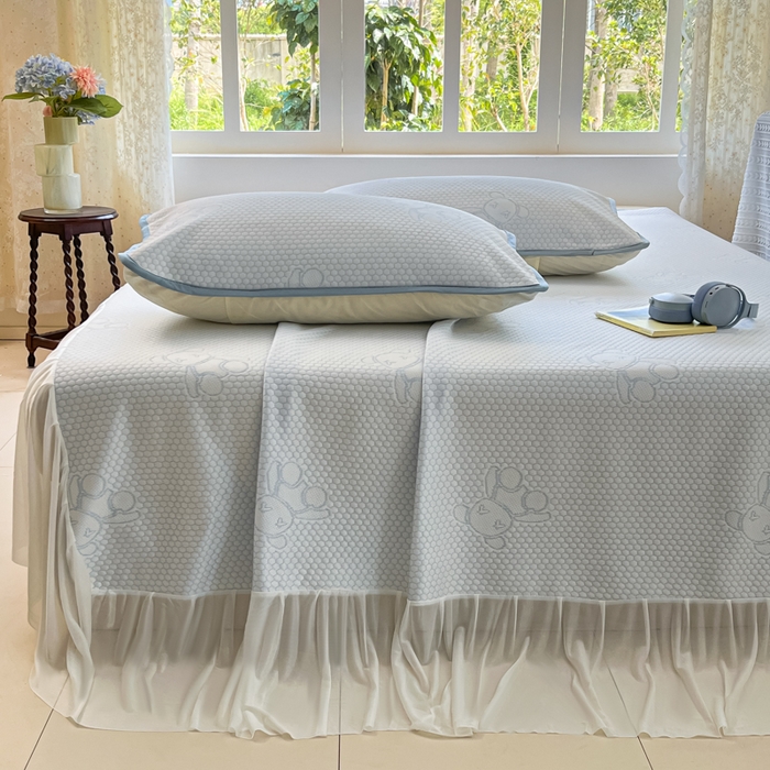 91家纺网 家纺一手货源 找家纺 悦织湾家纺 2026新款提花凉豆豆凉席三件套夏季3D豆豆席冰爽席子床裙款蝴蝶结小熊系列 床裙款-暴力熊蓝