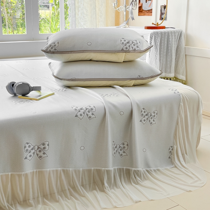 91家纺网 家纺一手货源 找家纺 悦织湾家纺 2026新款提花凉豆豆凉席三件套夏季3D豆豆席冰爽席子床裙款蝴蝶结小熊系列 床裙款-蝴蝶结灰