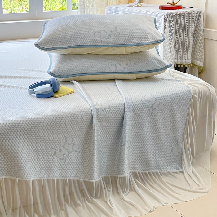 91家纺网 家纺一手货源 找家纺 悦织湾家纺 2026新款提花凉豆豆凉席三件套夏季3D豆豆席冰爽席子床裙款蝴蝶结小熊系列 床裙款-暴力熊蓝