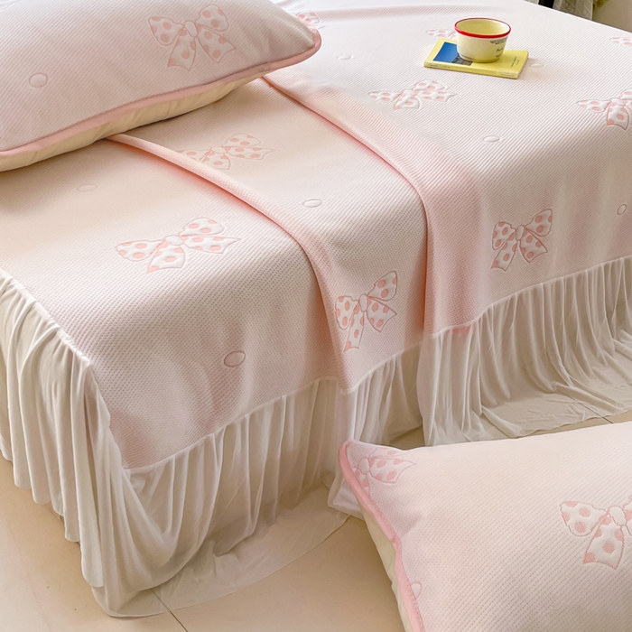 91家纺网 家纺一手货源 找家纺 悦织湾家纺 2026新款提花凉豆豆凉席三件套夏季3D豆豆席冰爽席子床裙款蝴蝶结小熊系列 床裙款-蝴蝶结粉