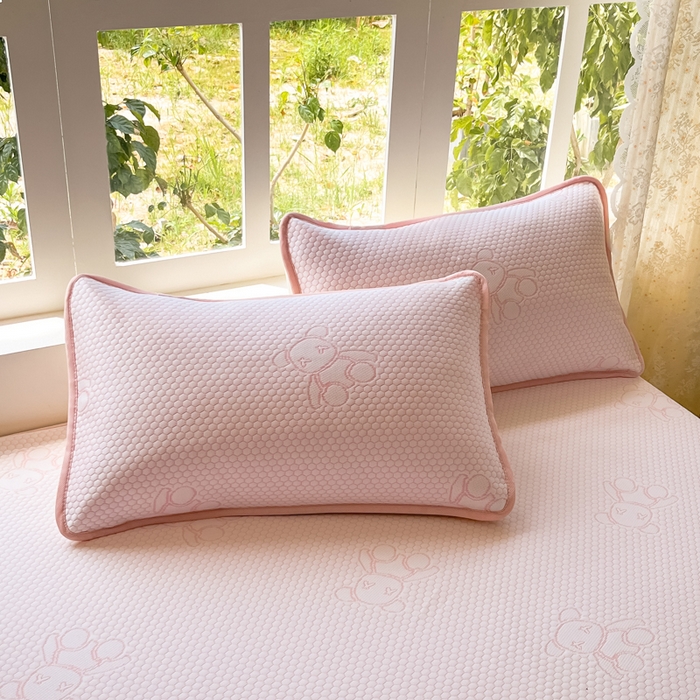 91家纺网 家纺一手货源 找家纺 悦织湾家纺 2026新款提花凉豆豆凉席三件套夏季3D豆豆席冰爽席子床裙款蝴蝶结小熊系列 床裙款-暴力熊粉