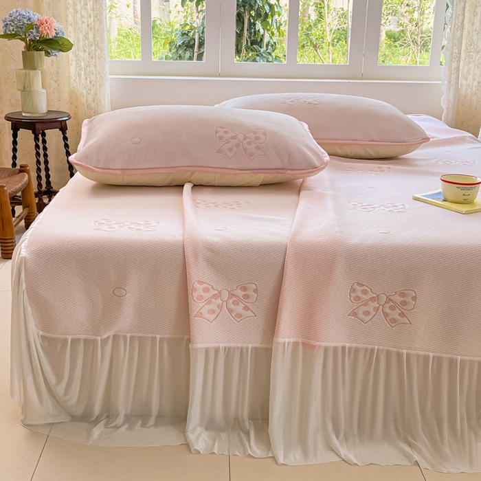 91家纺网 家纺一手货源 找家纺 悦织湾家纺 2026新款提花凉豆豆凉席三件套夏季3D豆豆席冰爽席子床裙款蝴蝶结小熊系列 床裙款-蝴蝶结粉