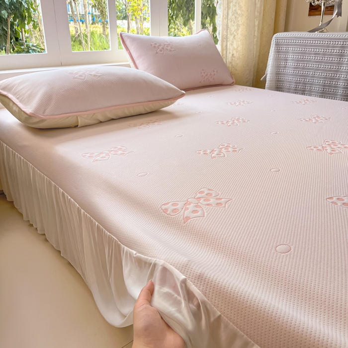 91家纺网 家纺一手货源 找家纺 悦织湾家纺 2026新款提花凉豆豆凉席三件套夏季3D豆豆席冰爽席子床裙款蝴蝶结小熊系列 床裙款-蝴蝶结粉