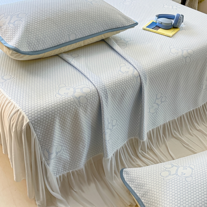 91家纺网 家纺一手货源 找家纺 悦织湾家纺 2026新款提花凉豆豆凉席三件套夏季3D豆豆席冰爽席子床裙款蝴蝶结小熊系列 床裙款-暴力熊蓝