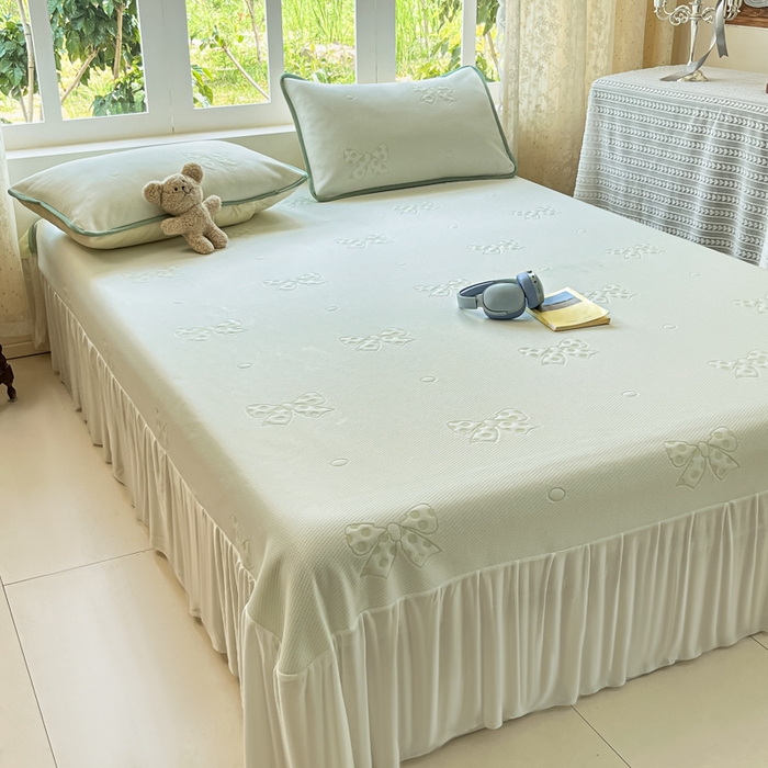 91家纺网 家纺一手货源 找家纺 悦织湾家纺 2026新款提花凉豆豆凉席三件套夏季3D豆豆席冰爽席子床裙款蝴蝶结小熊系列 床裙款-蝴蝶结绿