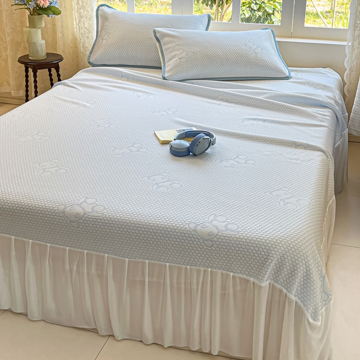 91家纺网 家纺一手货源 找家纺 悦织湾家纺 2026新款提花凉豆豆凉席三件套夏季3D豆豆席冰爽席子床裙款蝴蝶结小熊系列 床裙款-暴力熊蓝