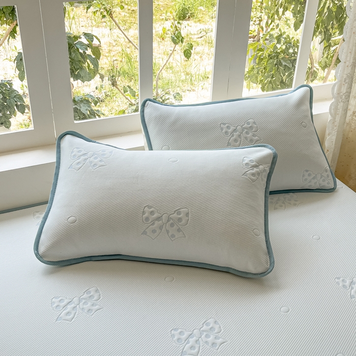 91家纺网 家纺一手货源 找家纺 悦织湾家纺 2026新款提花凉豆豆凉席三件套夏季3D豆豆席冰爽席子床裙款蝴蝶结小熊系列 床裙款-蝴蝶结蓝