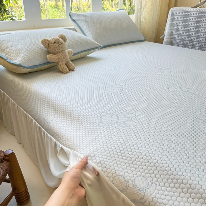 91家纺网 家纺一手货源 找家纺 悦织湾家纺 2026新款提花凉豆豆凉席三件套夏季3D豆豆席冰爽席子床裙款蝴蝶结小熊系列 床裙款-暴力熊蓝