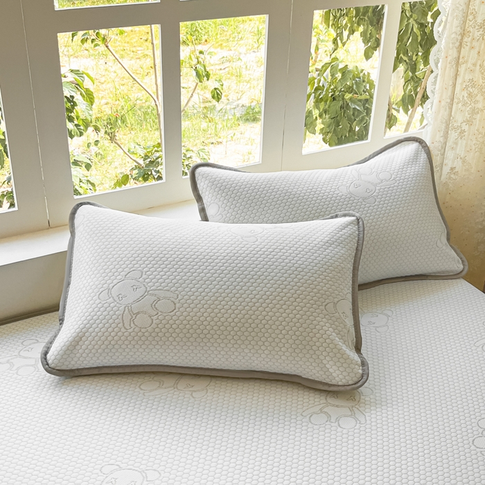 91家纺网 家纺一手货源 找家纺 悦织湾家纺 2026新款提花凉豆豆凉席三件套夏季3D豆豆席冰爽席子床裙款蝴蝶结小熊系列 床裙款-暴力熊灰