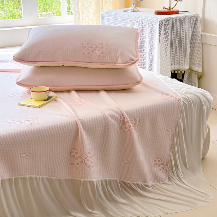 91家纺网 家纺一手货源 找家纺 悦织湾家纺 2026新款提花凉豆豆凉席三件套夏季3D豆豆席冰爽席子床裙款蝴蝶结小熊系列 床裙款-蝴蝶结粉