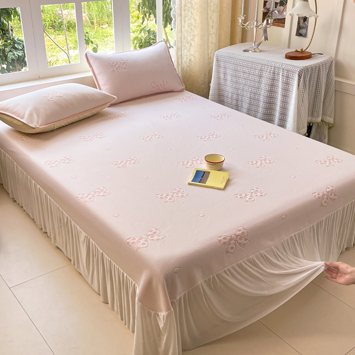 91家纺网 家纺一手货源 找家纺 悦织湾家纺 2026新款提花凉豆豆凉席三件套夏季3D豆豆席冰爽席子床裙款蝴蝶结小熊系列 床裙款-蝴蝶结粉