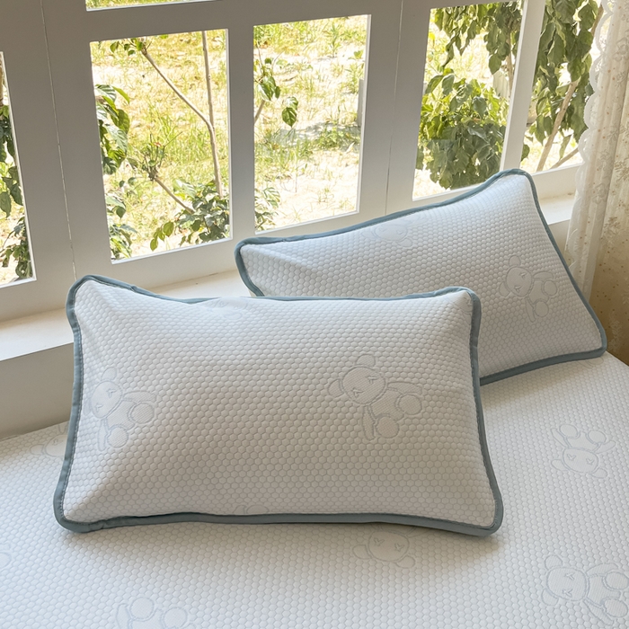 91家纺网 家纺一手货源 找家纺 悦织湾家纺 2026新款提花凉豆豆凉席三件套夏季3D豆豆席冰爽席子床裙款蝴蝶结小熊系列 床裙款-暴力熊蓝