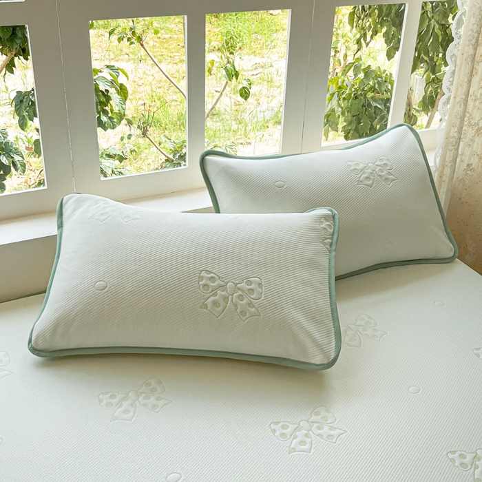 91家纺网 家纺一手货源 找家纺 悦织湾家纺 2026新款提花凉豆豆凉席三件套夏季3D豆豆席冰爽席子床裙款蝴蝶结小熊系列 床裙款-蝴蝶结绿