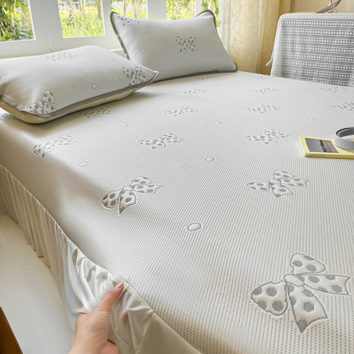 91家纺网 家纺一手货源 找家纺 悦织湾家纺 2026新款提花凉豆豆凉席三件套夏季3D豆豆席冰爽席子床裙款蝴蝶结小熊系列 床裙款-蝴蝶结灰