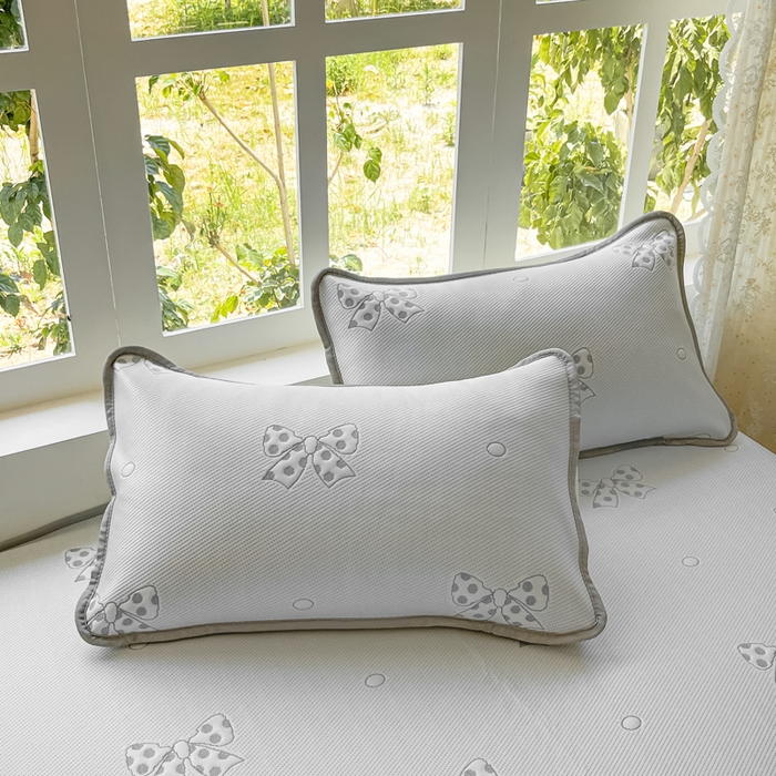 91家纺网 家纺一手货源 找家纺 悦织湾家纺 2026新款提花凉豆豆凉席三件套夏季3D豆豆席冰爽席子床裙款蝴蝶结小熊系列 床裙款-蝴蝶结灰