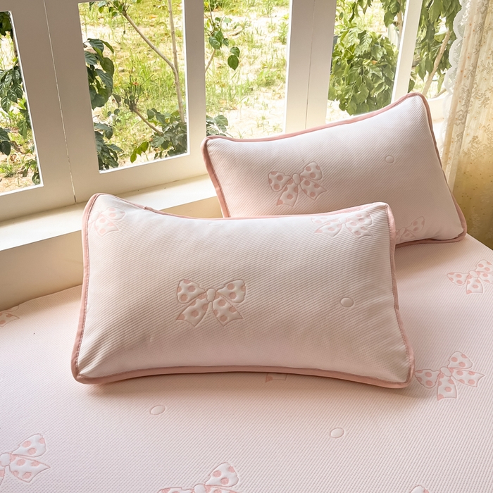 91家纺网 家纺一手货源 找家纺 悦织湾家纺 2026新款提花凉豆豆凉席三件套夏季3D豆豆席冰爽席子床裙款蝴蝶结小熊系列 床裙款-蝴蝶结粉