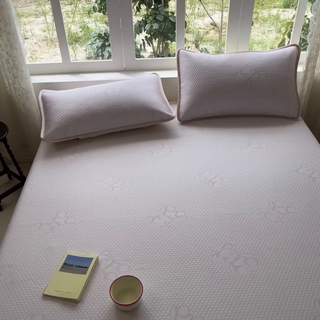 91家纺网 家纺一手货源 找家纺 悦织湾家纺 2026新款提花凉豆豆凉席三件套夏季3D豆豆席冰爽席子床裙款蝴蝶结小熊系列 床裙款-暴力熊粉