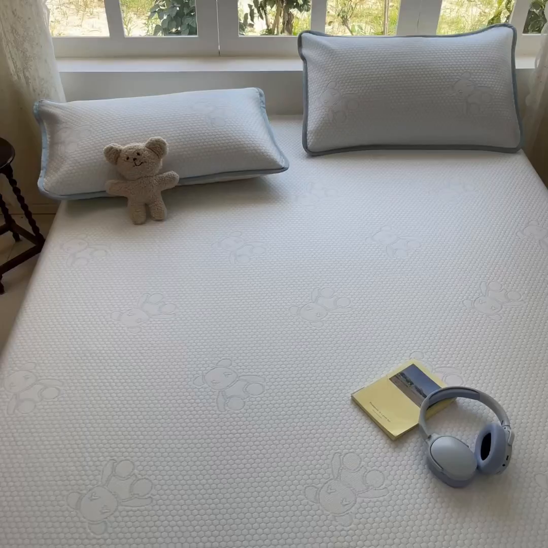 91家纺网 家纺一手货源 找家纺 悦织湾家纺 2026新款提花凉豆豆凉席三件套夏季3D豆豆席冰爽席子床裙款蝴蝶结小熊系列 床裙款-暴力熊蓝