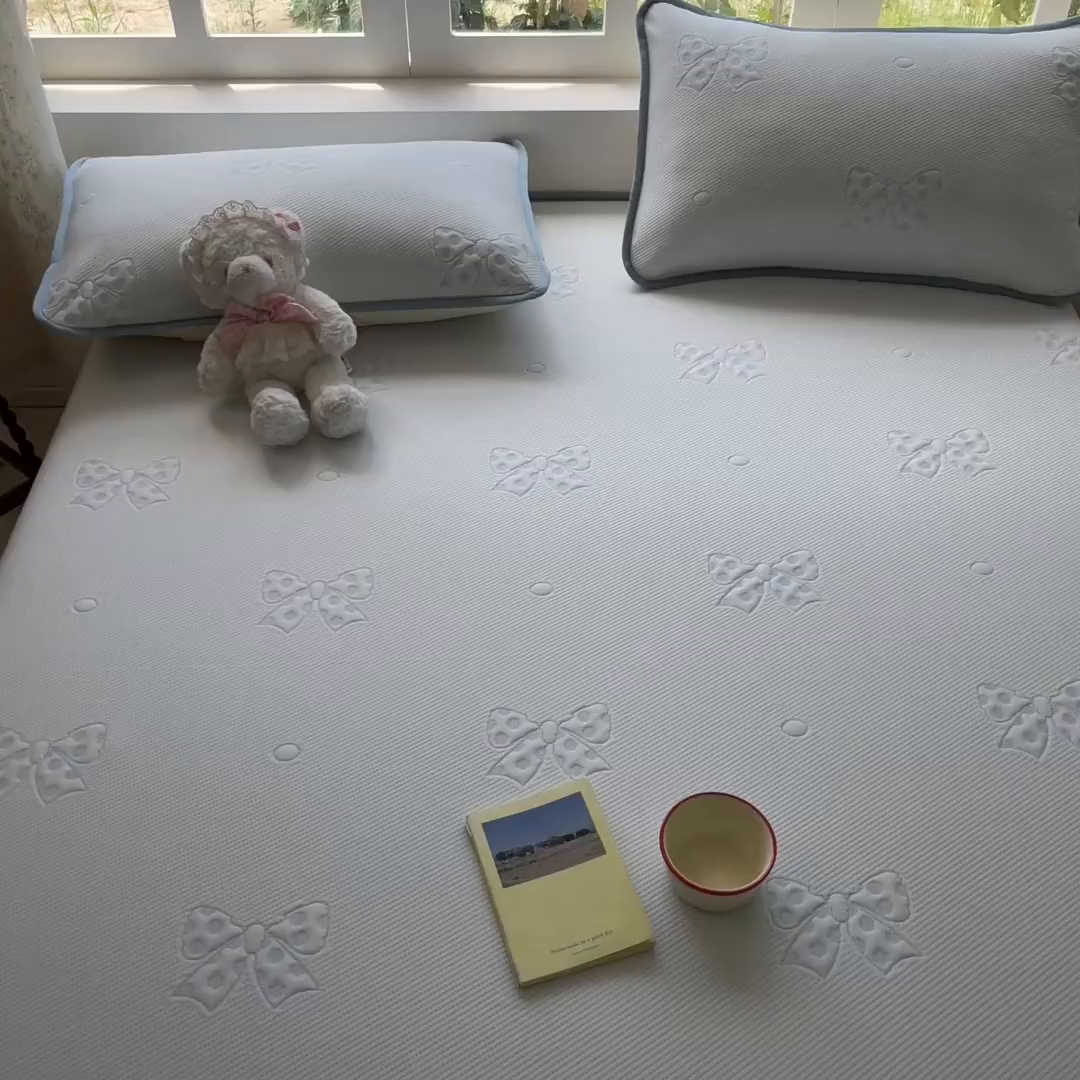 91家纺网 家纺一手货源 找家纺 悦织湾家纺 2026新款提花凉豆豆凉席三件套夏季3D豆豆席冰爽席子床裙款蝴蝶结小熊系列 床裙款-蝴蝶结蓝