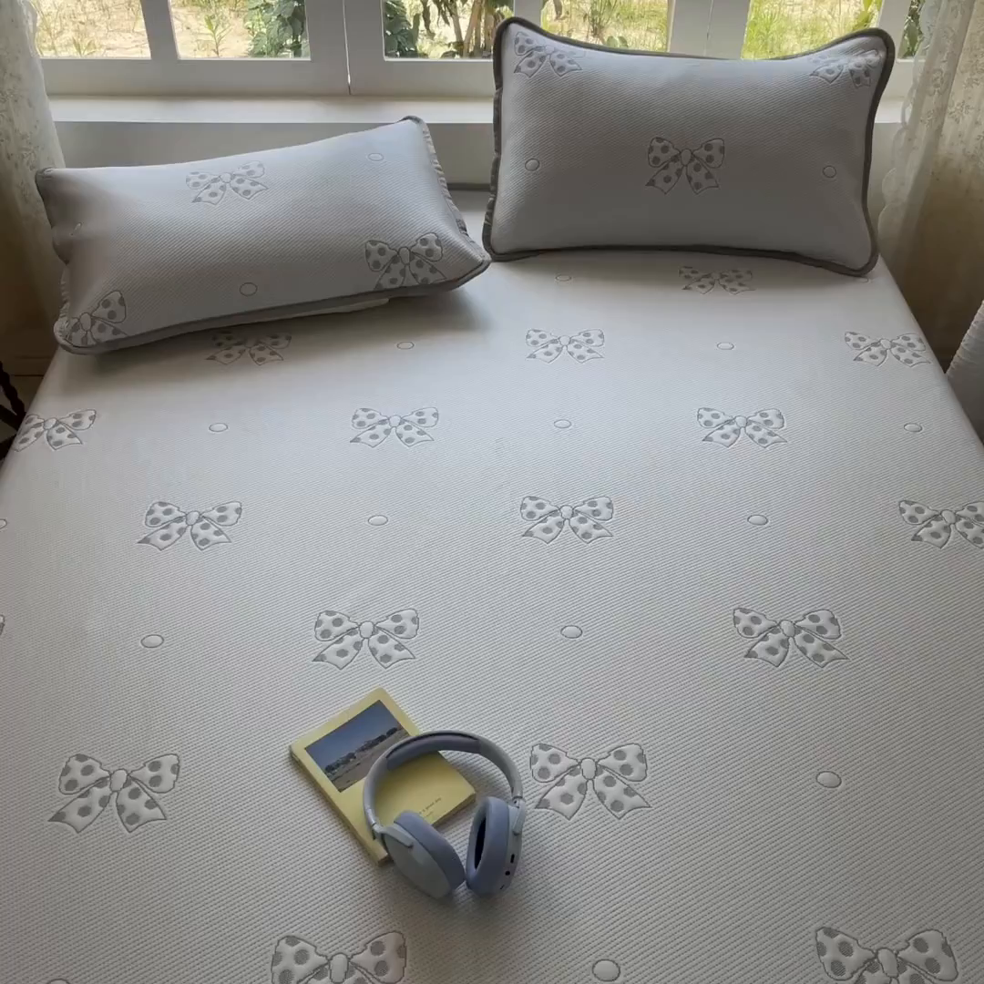 91家纺网 家纺一手货源 找家纺 悦织湾家纺 2026新款提花凉豆豆凉席三件套夏季3D豆豆席冰爽席子床裙款蝴蝶结小熊系列 床裙款-蝴蝶结灰