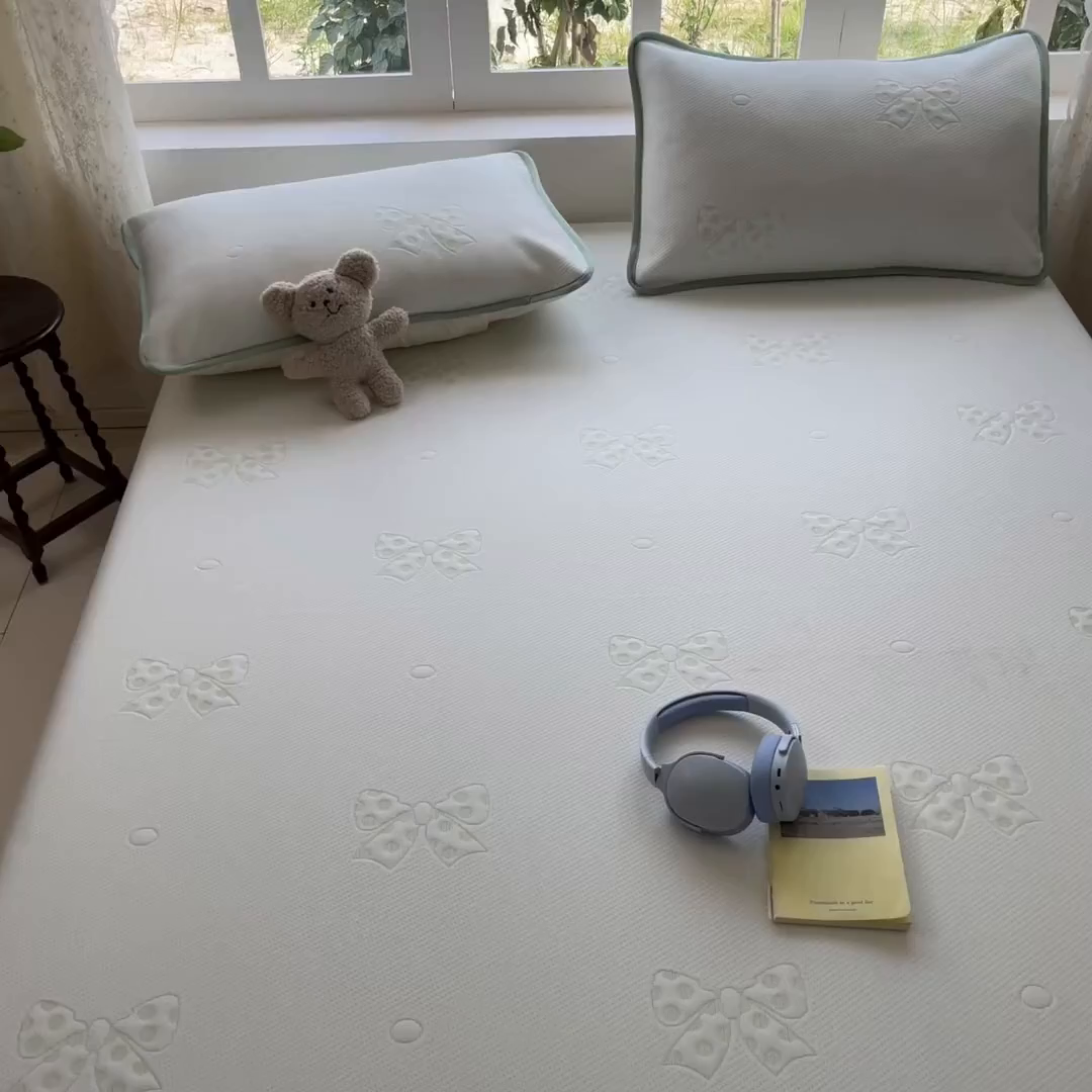 91家纺网 家纺一手货源 找家纺 悦织湾家纺 2026新款提花凉豆豆凉席三件套夏季3D豆豆席冰爽席子床裙款蝴蝶结小熊系列 床裙款-蝴蝶结绿