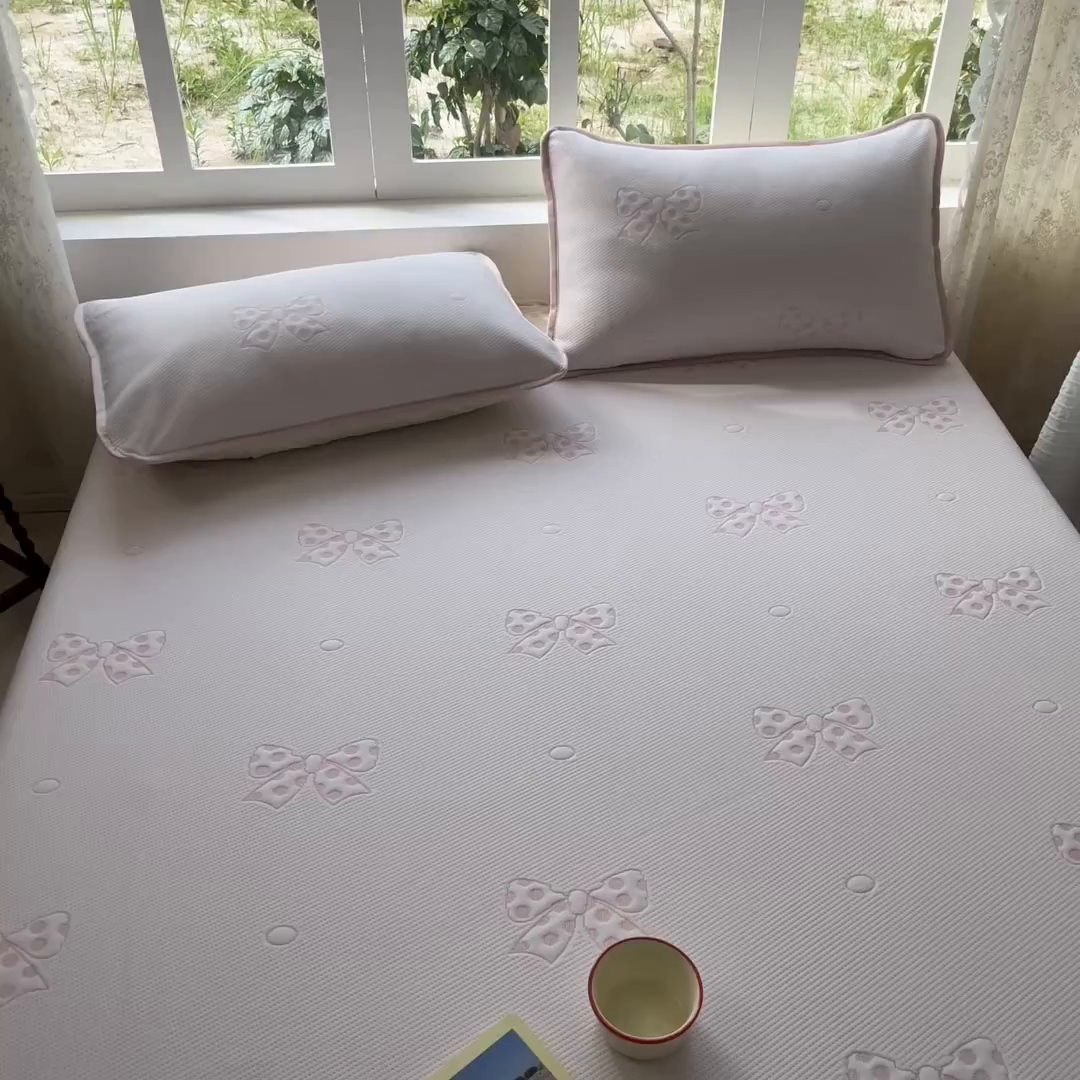 91家纺网 家纺一手货源 找家纺 悦织湾家纺 2026新款提花凉豆豆凉席三件套夏季3D豆豆席冰爽席子床裙款蝴蝶结小熊系列 床裙款-蝴蝶结粉