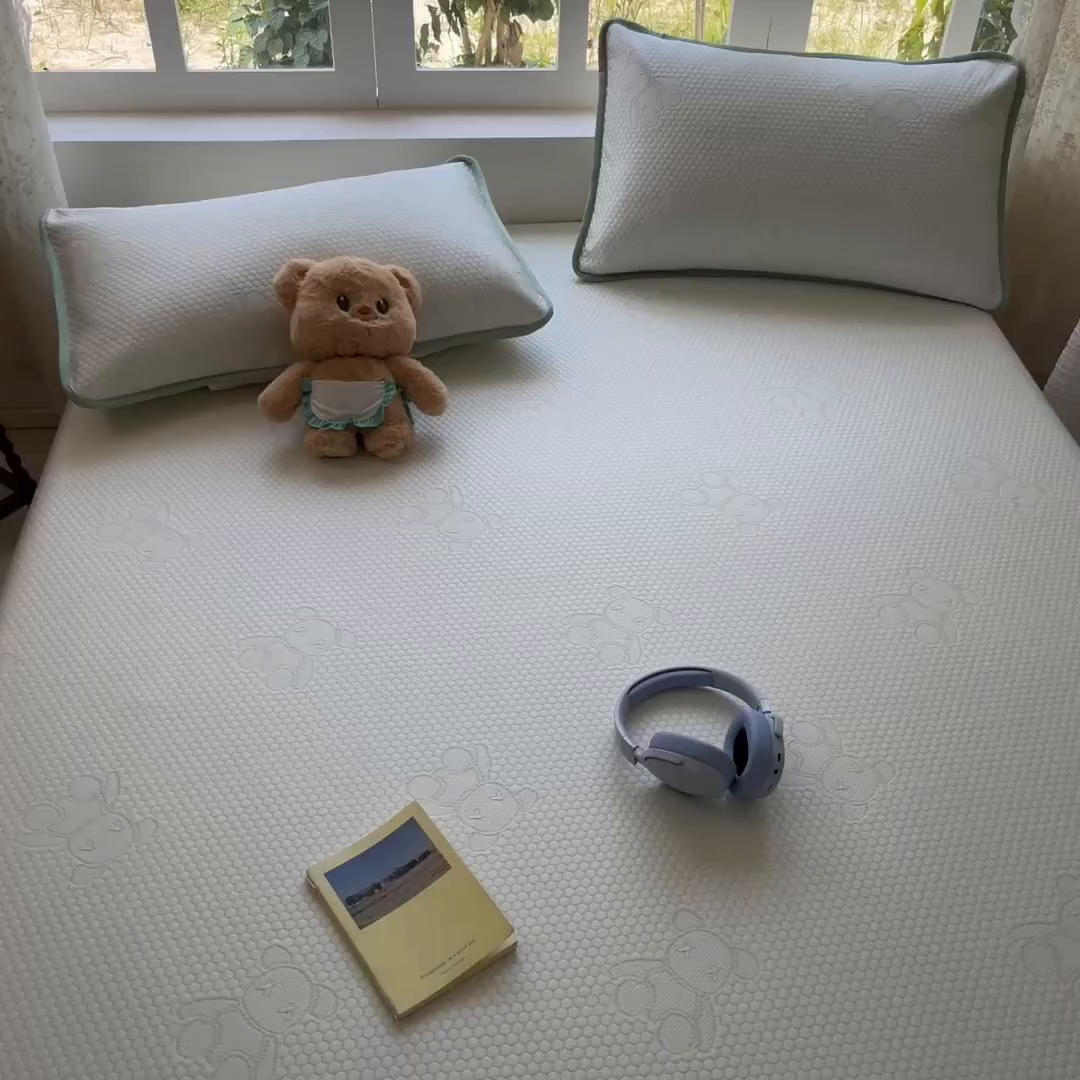 91家纺网 家纺一手货源 找家纺 悦织湾家纺 2026新款提花凉豆豆凉席三件套夏季3D豆豆席冰爽席子床裙款蝴蝶结小熊系列 床裙款-暴力熊绿