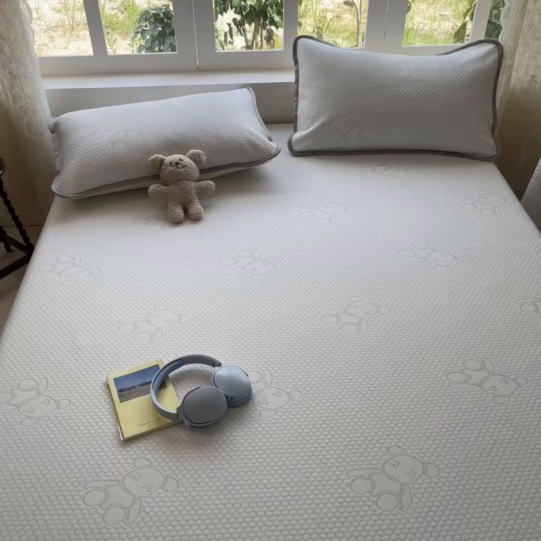 91家纺网 家纺一手货源 找家纺 悦织湾家纺 2026新款提花凉豆豆凉席三件套夏季3D豆豆席冰爽席子床裙款蝴蝶结小熊系列 床裙款-暴力熊灰