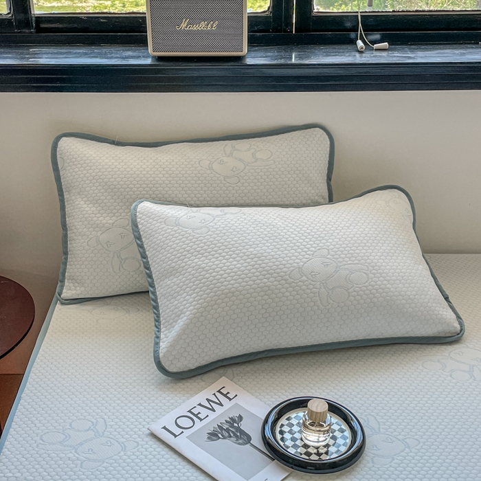 91家纺网 家纺一手货源 找家纺 悦织湾家纺 2026新款提花凉豆豆凉席三件套夏季3D豆豆席冰爽席子床笠款蝴蝶结小熊系列 暴力熊蓝