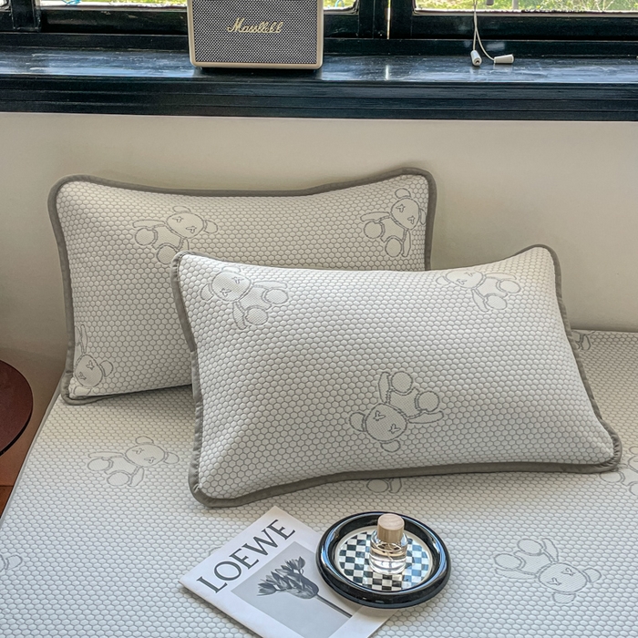 91家纺网 家纺一手货源 找家纺 悦织湾家纺 2026新款提花凉豆豆凉席三件套夏季3D豆豆席冰爽席子床笠款蝴蝶结小熊系列 暴力熊灰