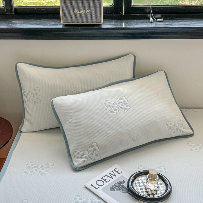 91家纺网 家纺一手货源 找家纺 悦织湾家纺 2026新款提花凉豆豆凉席三件套夏季3D豆豆席冰爽席子床笠款蝴蝶结小熊系列 蝴蝶结蓝