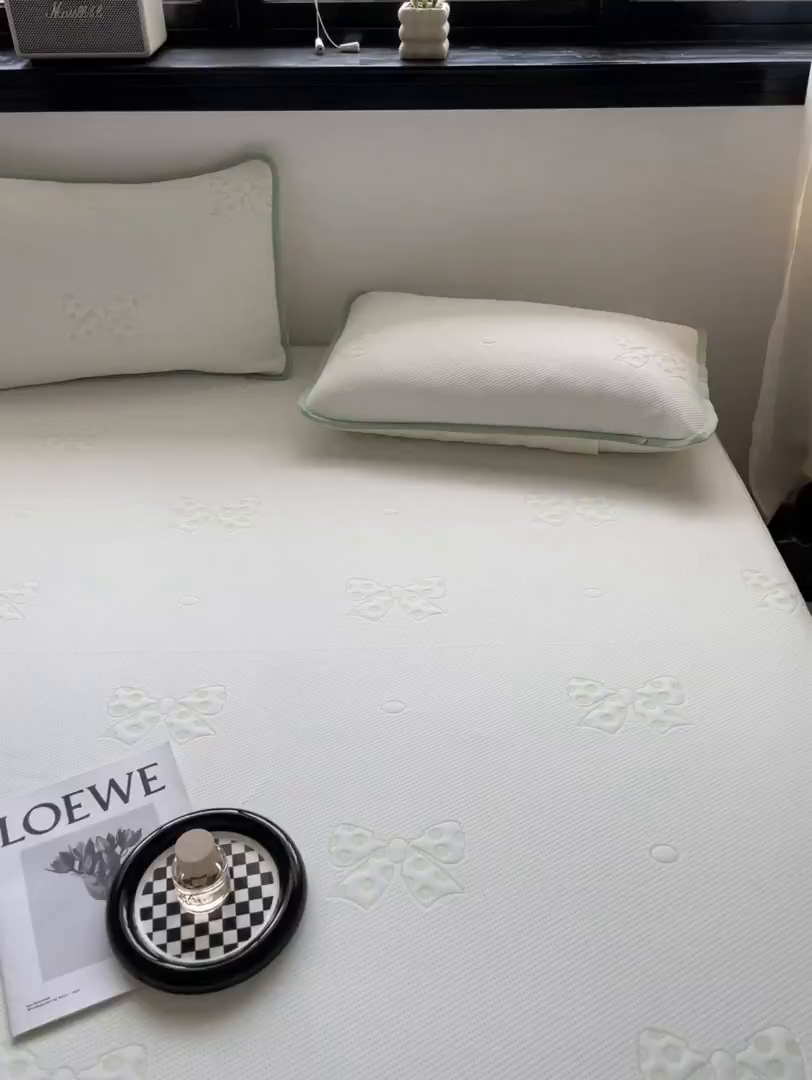 91家纺网 家纺一手货源 找家纺 悦织湾家纺 2026新款提花凉豆豆凉席三件套夏季3D豆豆席冰爽席子床笠款蝴蝶结小熊系列 蝴蝶结绿